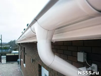 Монтаж и замена водосточной системы кровли