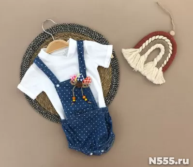 Ковбойские брюки на лямках и футболка