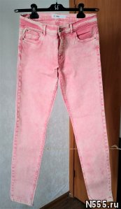 Светло-розовые джинсы