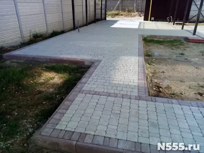 Бетонная площадка с тротуарной плиткой (брусчаткой)